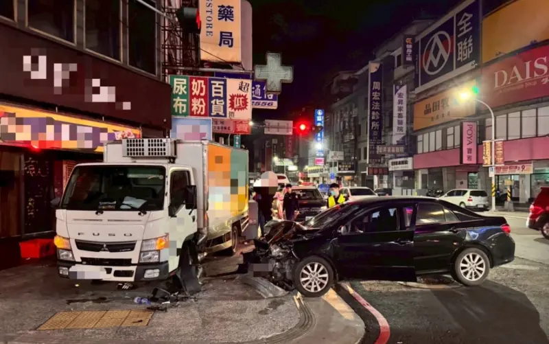 ▲新北三重17日凌晨發生毒駕事故，58歲李姓男子疑吸毒後開車，未減速衝撞2名路人並波及小貨車，造成1人骨折、1人擦挫傷。（圖／翻攝畫面）