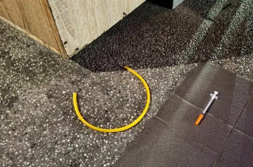 ▲新北三重17日凌晨發生毒駕事故，李姓男子疑吸毒後開車撞傷2名路人，警方在騎樓查獲毒品注射針筒，毒品快篩呈陽性。（圖／翻攝畫面）