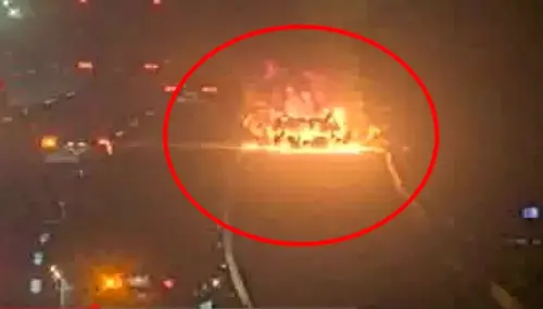 國3香山段火燒車！轎車成火球濃煙直竄天際　駕駛、乘客棄車逃生
