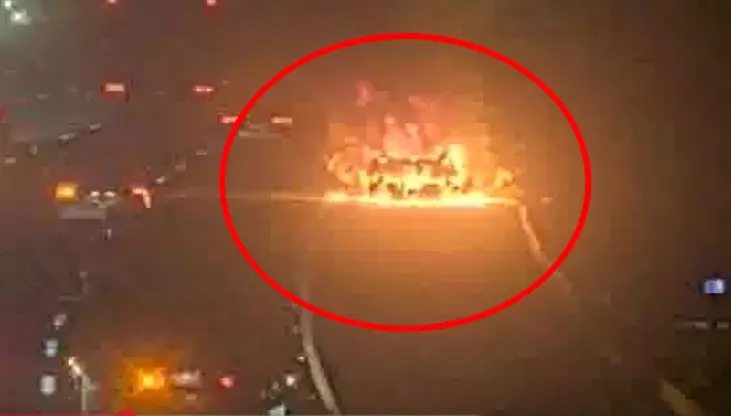 國3香山段火燒車！轎車成火球濃煙直竄天際　駕駛、乘客棄車逃生