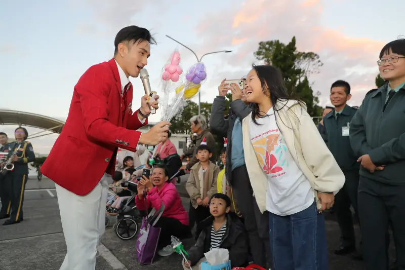 ▲陸軍司令部耶誕點燈,主持人進行有獎徵答暖場活動,現場互動熱絡。(圖/陸軍提供)