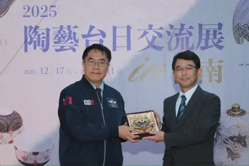 ▲ 台南市長黃偉哲與京都市產業觀光局長草木大互贈紀念品，共同見證台日陶藝文化交流的重要成果。期盼兩城市能在未來透過更多藝文合作深化關係。（圖／南市府提供）