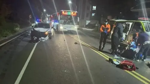 ▲澎湖馬公17日晚間發生死亡車禍，19歲鄭姓女子駕車撞上58歲謝姓女騎士，雙方車頭嚴重損毀，謝女傷重送醫不治。（圖／翻攝畫面）