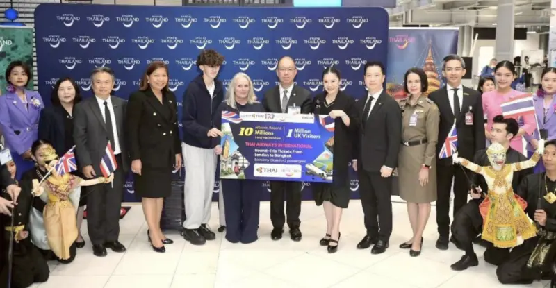 ▲泰國迎來今年第1000萬名長程旅客，象徵性由一架自英國倫敦飛抵曼谷的泰航班機達成，觀光單位在素萬那普機場迎接旅客。（圖／取自泰國觀光局）
