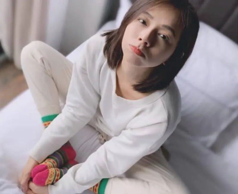 ▲女星夏于喬被陌生女網友提告求償百萬，理由是夏于喬常在臉書發文諷刺她感情生活，連這張跨年前穿彩色襪子的照片，都遭女網友控訴妨害秘密。（圖／翻攝臉書）