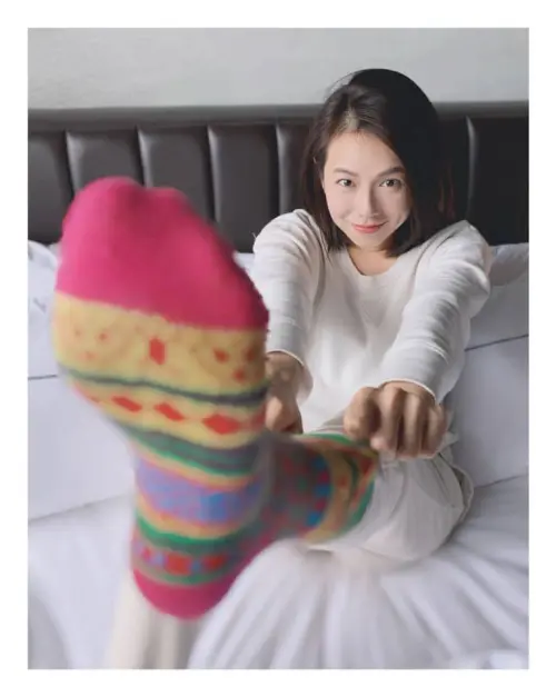 ▲夏于喬2020年最後一天發臉書文並附上坐床上穿彩襪的照片，女網友認為夏于喬因為先看到她分享合唱團曲譜封面上有光腳，才會發這篇彩襪文。（圖／翻攝臉書）