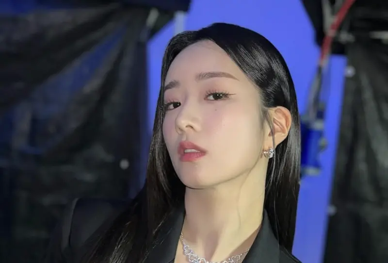 ▲尹普美（如圖）在《淚之女王》中飾演羅秘書受到關注，傳出明年將和愛情長跑8年的音樂製作人男友Rado宋周英結婚。（圖／翻攝自IG@__yoonbomi__）