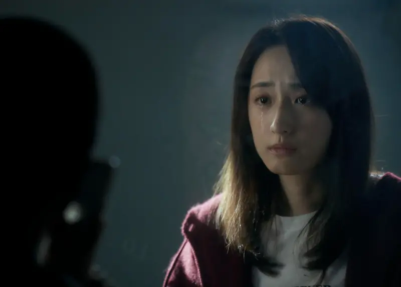 ▲柯佳嬿在《如果我不曾見過太陽》中詮釋多重人格，讀劇本時看到角色曉彤永遠被困在遭到輪暴的那天心情很複雜。（圖／Netflix提供）