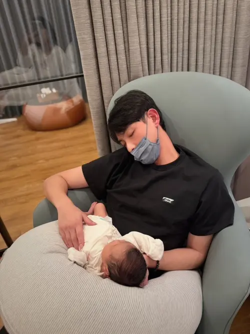 ▲連晨翔（如圖）被女兒哄睡畫面曝光，玻璃反射劉品言視角超搞笑。（圖／連晨翔 Simon 臉書）