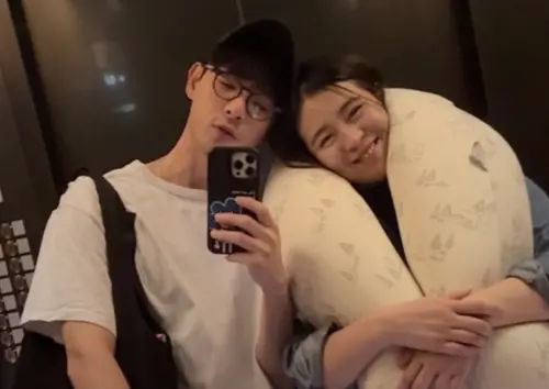 ▲連晨翔（左）曬出育嬰照，自嘲自己「被女兒哄睡」，為此劉品言（右）轉發動態，無奈攤手寫下：「到底...」新手爸媽日常笑翻粉絲。（圖／連晨翔 Simon 臉書）