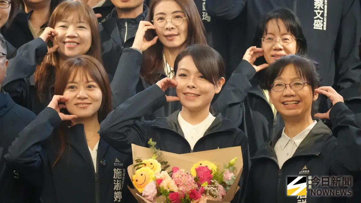 ▲新竹市長高虹安復職上班，與局處長合影。（圖／記者呂炯昌攝，2025.12.18）