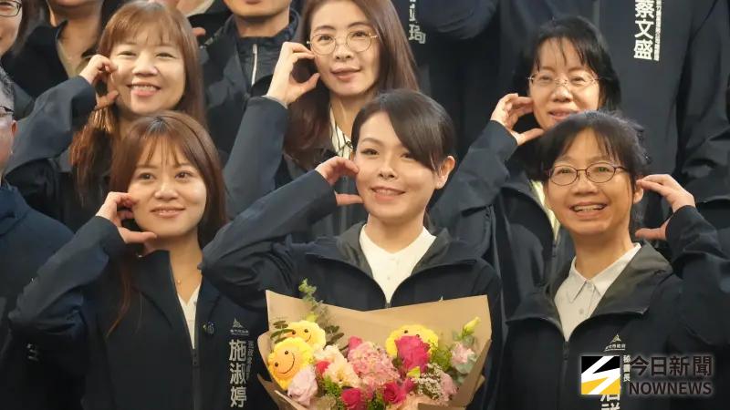 ▲新竹市長高虹安復職上班，與局處長合影。（圖／記者呂炯昌攝，2025.12.18）