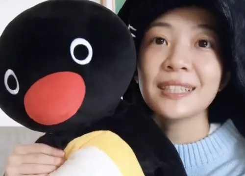 網紅Meg聯名Pingu喊好噁！開箱文掀粉絲怒火　她反駁：是黑色幽默
