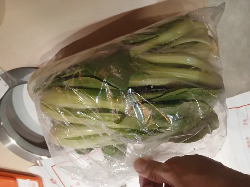 ▲北市衛生局公布今年10月抽驗生鮮蔬果檢驗殘留農藥，其中知名火鍋店的青江菜被檢出農藥殘留超標。（圖／北市衛生局提供）