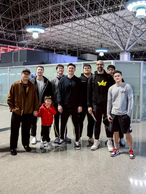 ▲從新北國王發出的照片中也能看到，教練洪志善和簡祐哲等人都前往機場送機。（圖／新北國王提供）