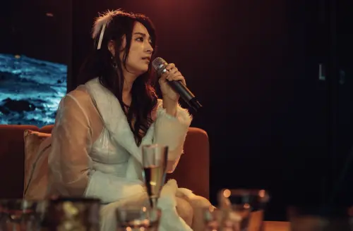 ▲阿喜為了還債白天酒店上班、晚上洗大體。（圖／六魚文創）