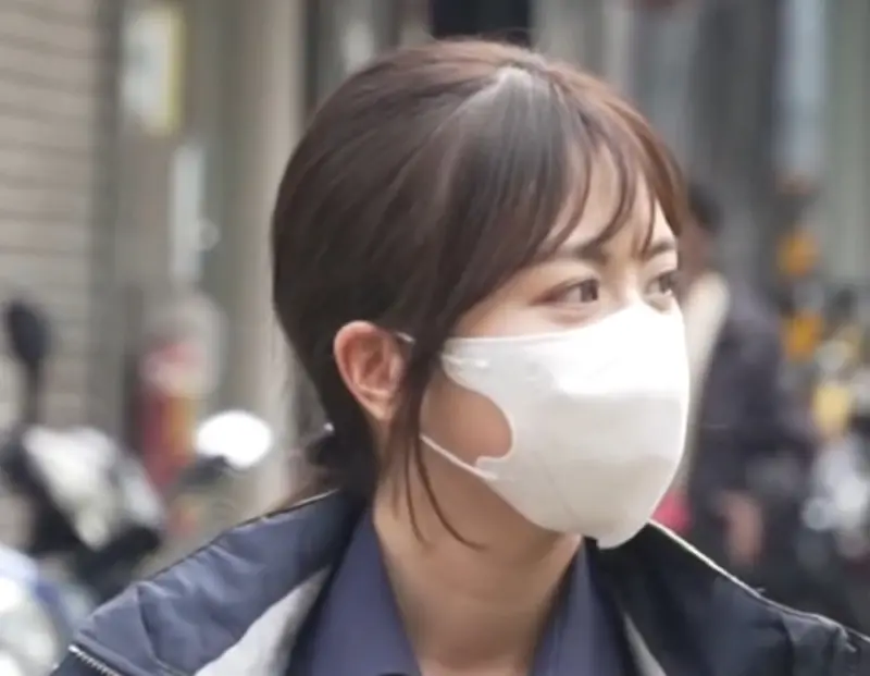 ▲青山王祭吸引大批信眾，但有民眾捕捉到一名電眼女警，僅僅12秒短片在網路上爆紅瘋傳，女警本尊身分也被起底找到，竟曾被封「警界黃霄雲」。（圖／蔡淘貴跑廟會臉書）