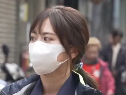 ▲女警認真執勤的身影吸引眾多網友搶看，儘管戴著口罩，仍藏不住自身清新氣質，在網路上爆紅。（圖／蔡淘貴跑廟會臉書）