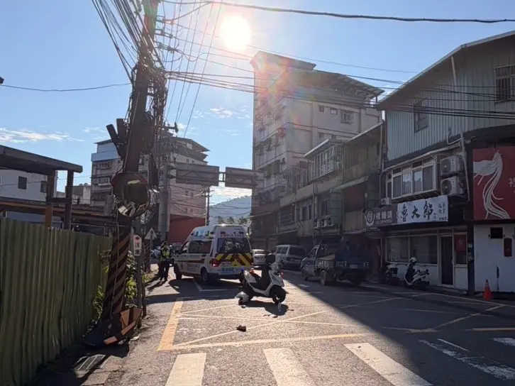 ▲新北市三峽區橫溪路昨（17日）上午發生一起車禍，一名68歲蘇姓婦人過馬路時遭到雙載機車撞。（圖／翻攝畫面）