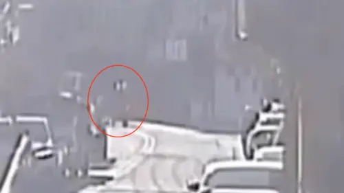 ▲三峽婦過馬路被猛撞！全身多處骨折重傷　孫怒PO文：這是慢慢騎？。（圖／翻攝畫面）