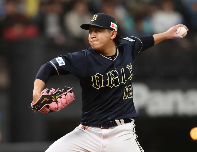 ▲歐力士猛牛王牌宮城大彌，今（18）日與球團完成續約儀式，獲得加薪2000萬日幣（約合新台幣400萬），新球季年薪估算為2.2億日幣（約合新台幣4452萬），他在記者會上也喊出，會繼承昔日王牌山本由伸的意志，扛下王牌投手重任，努力率隊奪冠。（圖／美聯社／達志影像）