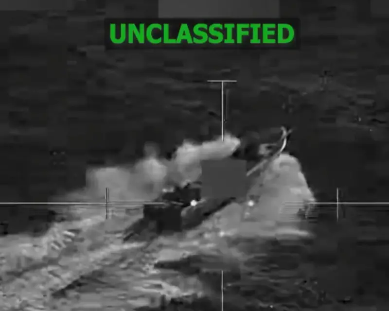 ▲ 美國南方司令部17日又在東太平洋海域，轟炸一艘涉嫌運毒的船隻，造成4人死亡。（圖／擷取自X影片）