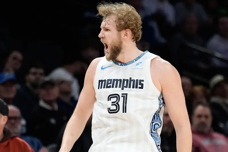 ▲灰熊靠著蘭代爾（Jock Landale）連續命中致命三分球，加上傑克遜（Jaren Jackson Jr.）攻守兩端穩定輸出，以116：110擊敗灰狼。（圖／美聯社／達志影像）