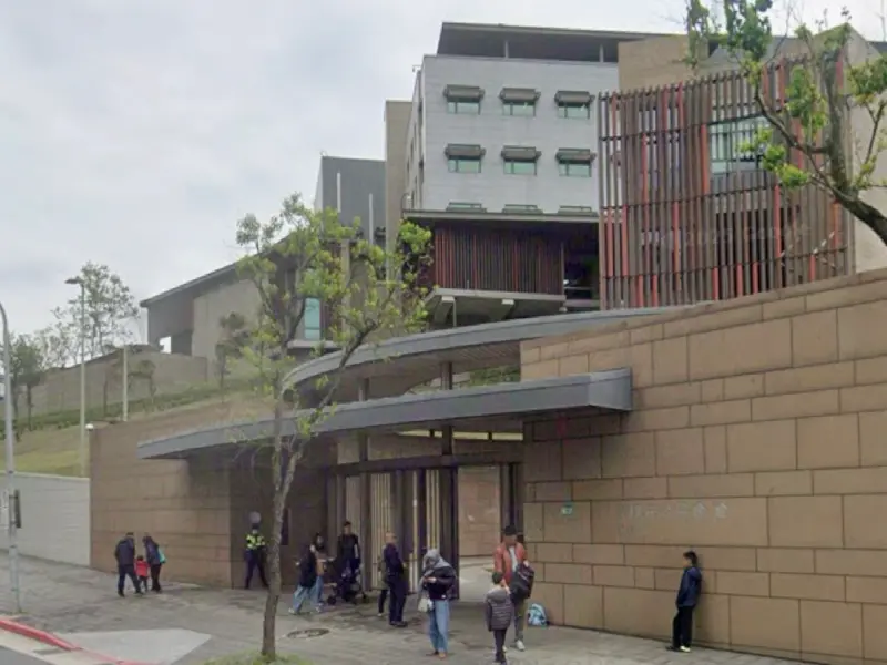 ▲美國在台協會（AIT）今（18日）於門口被放不明紙袋，現場人員擔心爆裂物緊急報警。（圖／翻攝自Google Maps）