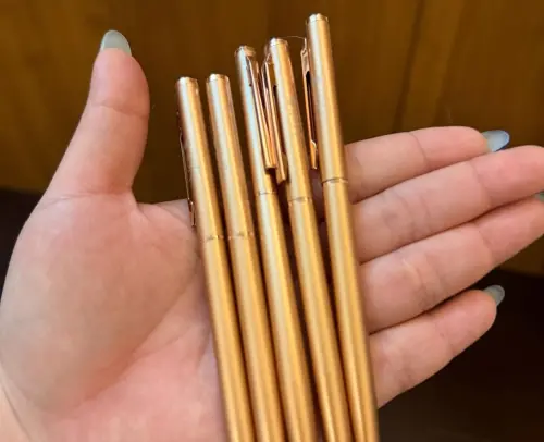 ▲饗A Joy金色原子筆在網路上爆紅，不少人使用過皆大讚不已，認為手感滑順又有質感。（圖／翻攝Threads）