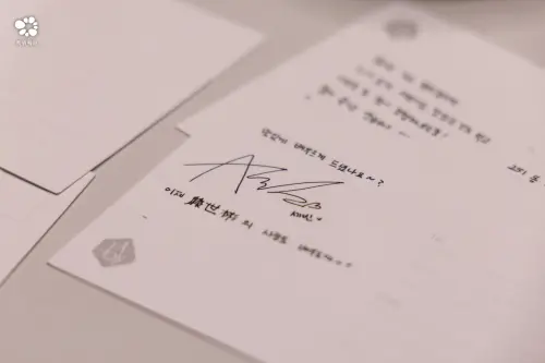 ▲這款原子筆是服務人員在桌邊進行服務時，會主動且免費提供的，與店內明信片活動進行搭配，一同贈送給來客。（圖／饗賓餐旅集團提供）