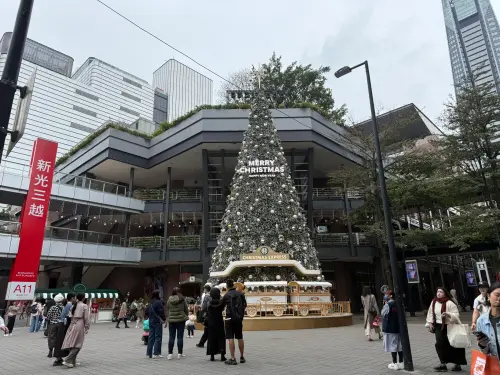 ▲2025信義區聖誕樹,新光三越（圖／張家瑋攝2025.12.18）