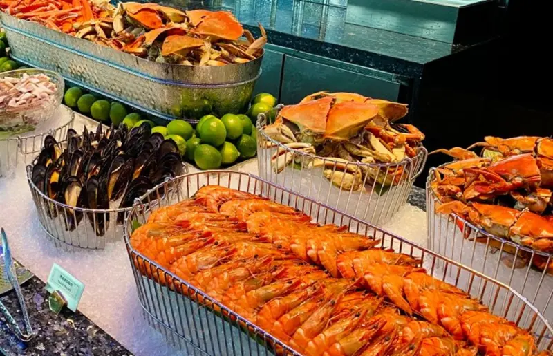 ▲台灣buffet「饗A Joy」憑藉龍蝦螃蟹等高級美食，成為有錢人最愛自助餐之一，但近日社群平台饗A Joy「金色原子筆」突然爆紅，過去就連金曲歌后曹雅雯也愛到想連買10支帶走。（圖／記者蕭涵云攝）