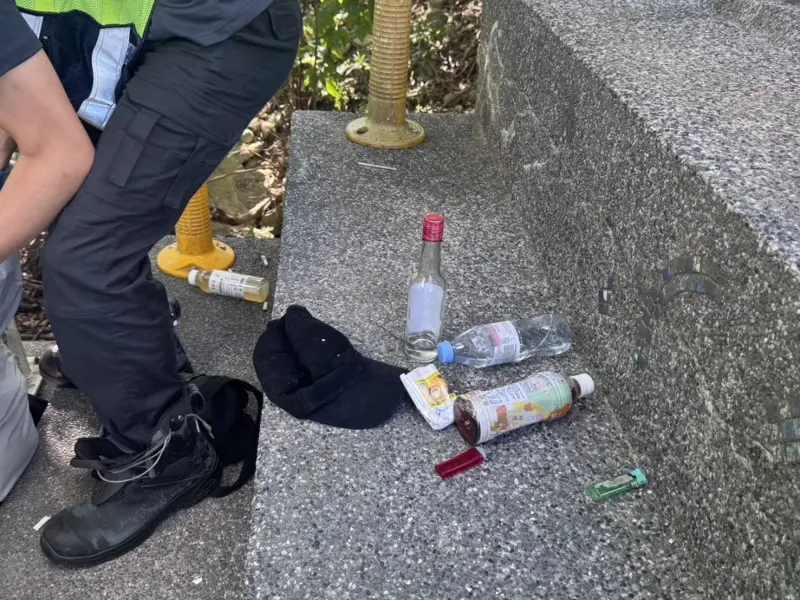 ▲新北市新店區陽光運動公園16日有一對情侶被發現倒臥階梯，且一旁留有未喝完的高粱酒瓶。（圖／翻攝畫面）