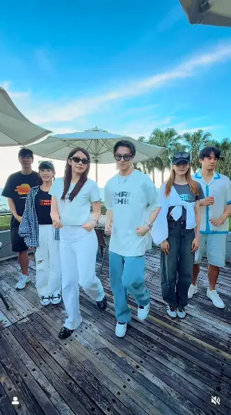 ▲宇宙（左三）與粿粿（左二）王子（左四）私下會一起出遊聚會。（圖／粿粿IG ＠meigo.c）