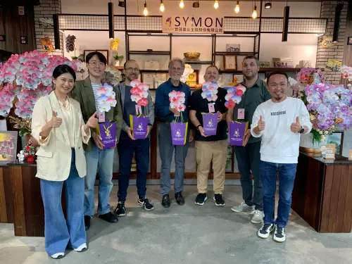 ▲ 世茂副總經理李佳家與經理潘品慧致贈外媒噴染的國旗蘭花。（圖／你市府提供）