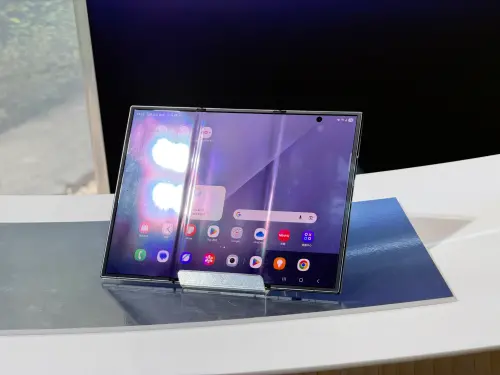 ▲三星三摺手機Galaxy Z TriFold今公布台灣售價，採左右內摺三段式設計，展開後為10吋大螢幕。（圖／記者周淑萍攝）