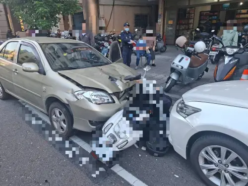 ▲高雄77歲婦開車逆向暴衝撞擊高雄機車母子，母親當場死亡，兒子人在搶救中。（圖／翻攝畫面）