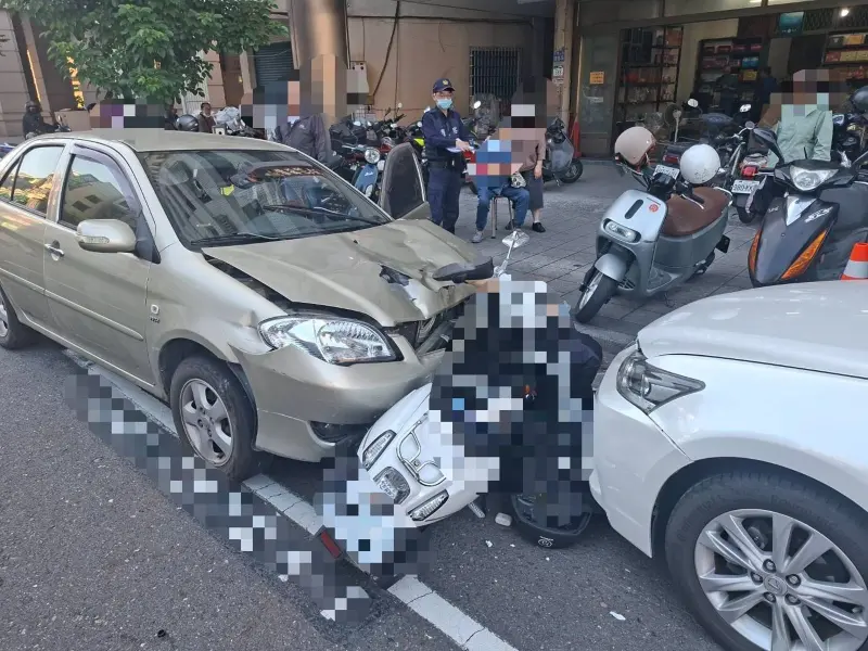 ▲高雄77歲婦開車逆向暴衝撞擊高雄機車母子，母親當場死亡，兒子人在搶救中。（圖／翻攝畫面）