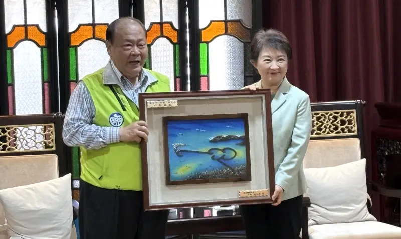    ▲陳光復致贈澎湖雙心石滬砂畫給盧秀燕。（圖／記者顏幸如攝，2025.12.18）  
