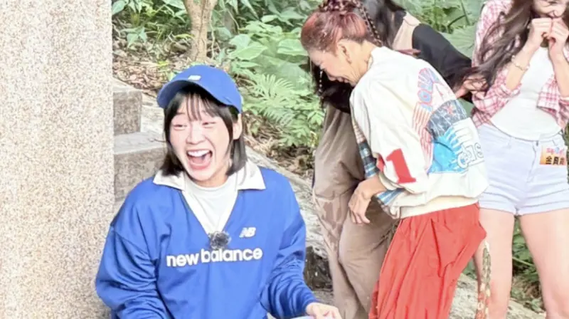 ▲阿翔、籃籃（左）、楊繡惠（右）的《綜藝新時代》日前到南投埔里出外景，籃籃失手潑水到楊繡惠身上，讓她傻眼無語；沒多久，阿翔則被口紅畫得面目全非，笑果十足。（圖／民視提供）