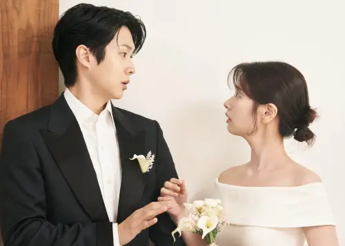 ▲《宇宙MARRY ME?》講述崔宇植（左）、庭沼珉先婚後愛的爆笑故事。（圖／Disney+提供）