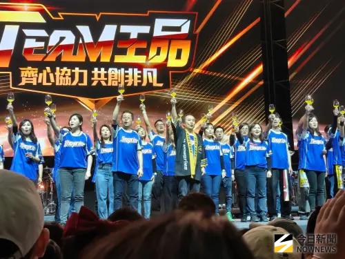 王品尾牙萬人席開千桌！李多慧、ELLA接力登台　集團豪發千萬獎金
