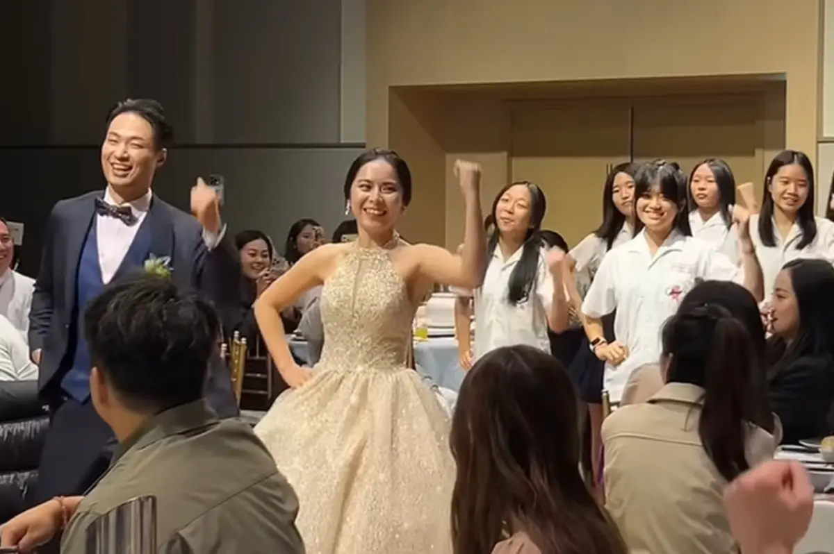▲小學老師在婚禮上大跳國民健康操，音樂一下瞬間讓現場變成體育課，全場賓客嗨爆，身體自然跟著音樂一起動。（圖／IG@weddinghost__libby授權提供）