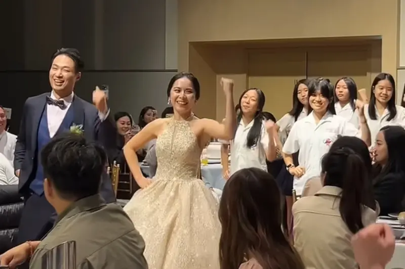 ▲小學老師在婚禮上大跳國民健康操，音樂一下瞬間讓現場變成體育課，全場賓客嗨爆，身體自然跟著音樂一起動。（圖／IG@weddinghost__libby授權提供）