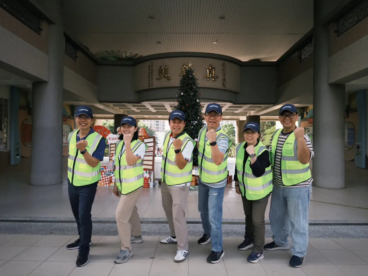 ▲信義房屋永康勝利店與在地勝利國小感情緊密，日前捐贈導護志工背心與帽子，並將開始協助放學時段的導護志工工作。（圖／信義房屋）