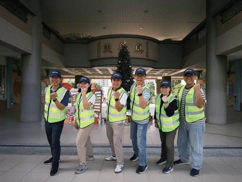 ▲信義房屋永康勝利店與在地勝利國小感情緊密，日前捐贈導護志工背心與帽子，並將開始協助放學時段的導護志工工作。（圖／信義房屋）