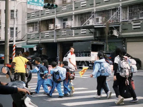 ▲信義房屋永康勝利店近期開始協助勝利國小的路口導護工作。（圖／信義房屋）