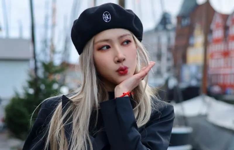 ▲Rosé快閃店近日在中國成都登場，當地主辦單位竟找來「山寨版Rosé」（如圖）站台，當一日店長，她不僅在現場與Rosé的粉絲合照還幫忙簽名，把自己當主角的舉動遭到炎上。（圖／微博＠呆呆黛小西）