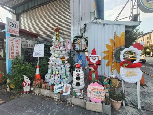 回收素材華麗轉身　廢棄物變身晶瑩耶誕樹
