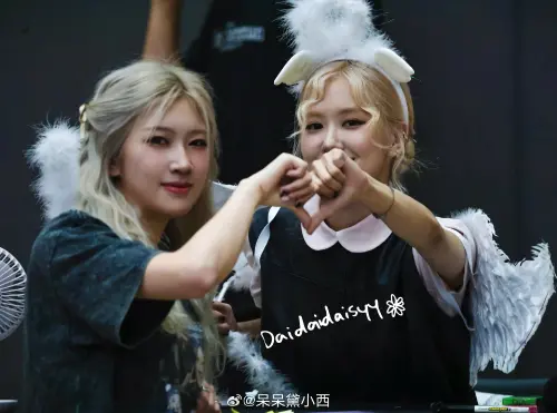 ▲中國Rosé快閃店竟找「山寨版」站台！還幫簽名合照　把自己當主角（圖／微博＠呆呆黛小西）